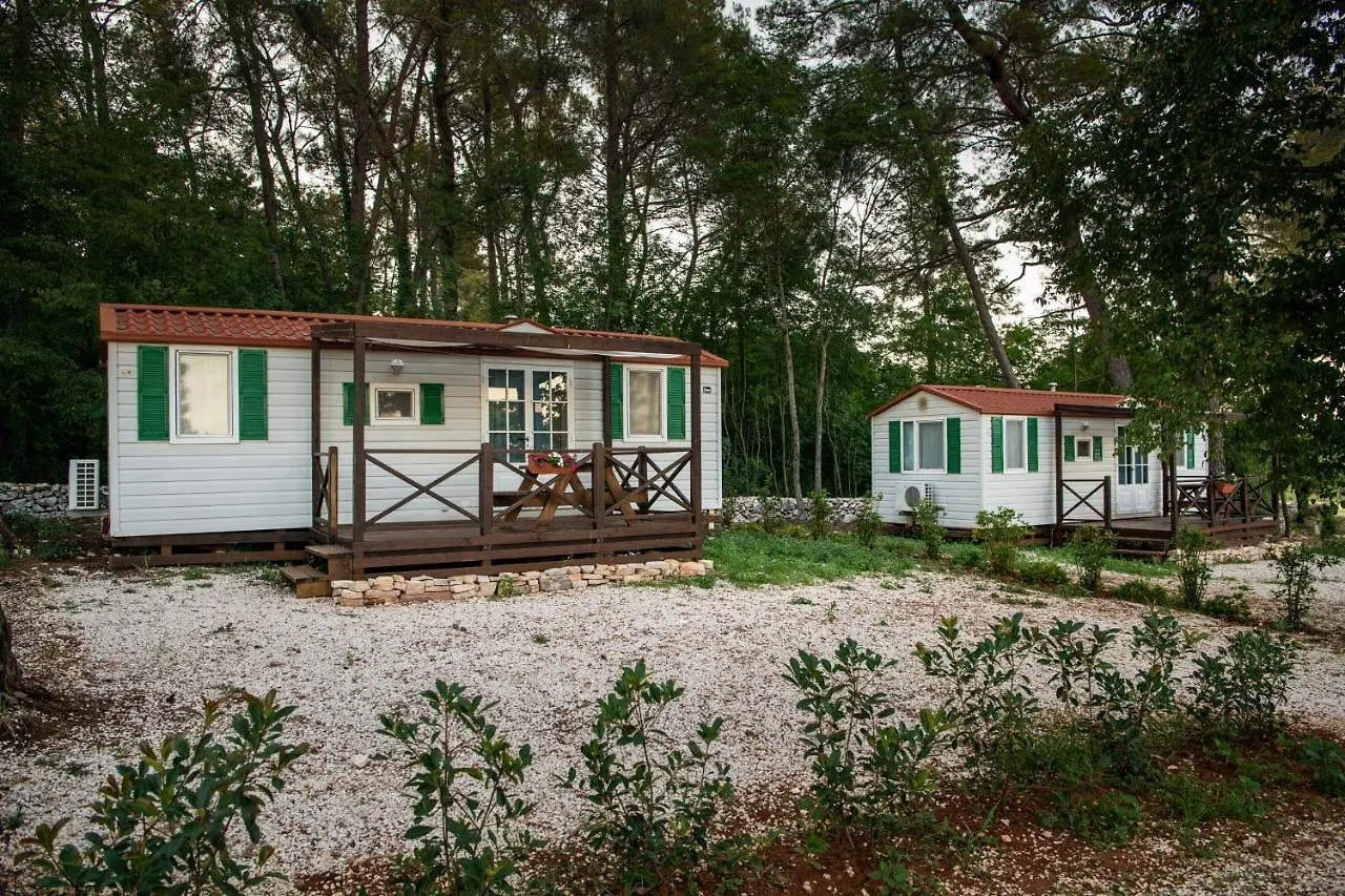 بيت للعطل Mobile Homes Dvor Manjadvorci